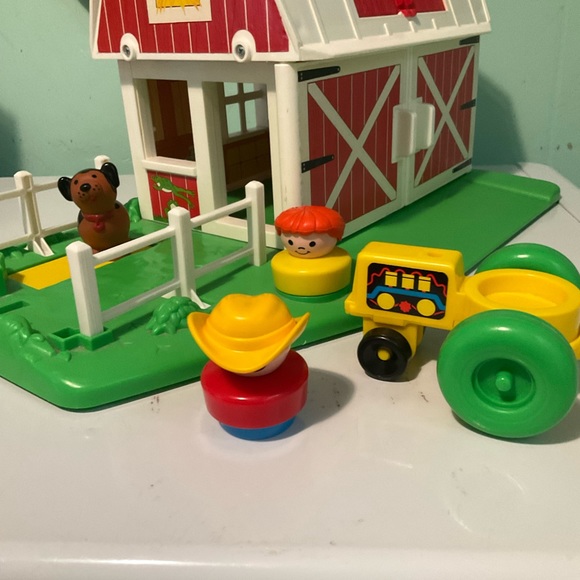 1990 Fisher price farm barn with tractor ,dog and two FP people - Picture 2 of 7